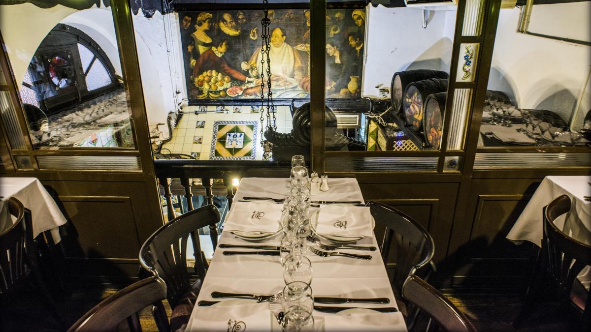 Un nuevo libro relata encuentros de 24 famosos en restaurantes emblemáticos de Barcelona
