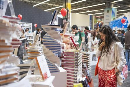 FOTO IGNACIO RODRIGUEZ 06/12/2024. FOTOGRAFIAS DE AMBIENTES DURANTE LA VENTA NOCTURANA EN LA FERIA INTERNACIONAL DEL LIBRO DE GUADALAJARA, FIL GDL. GUADALAJARA, MEXICO.