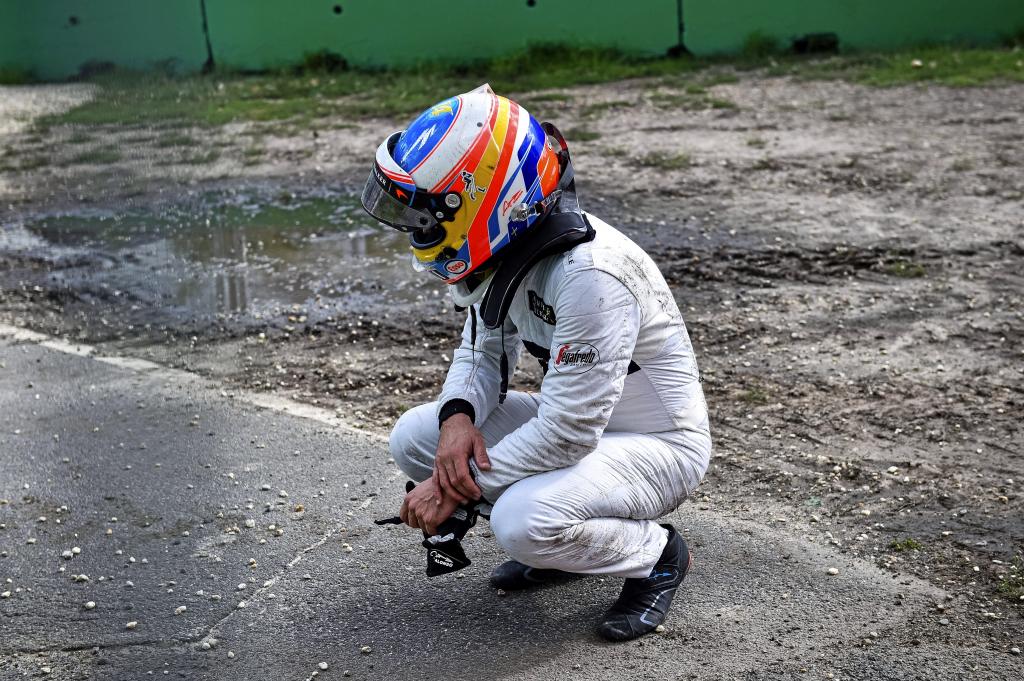 Fernando Alonso (ESP) McLaren al finalizar su carrera. El astuirano golpe� a Esteban Gutierrez (MEX) Hass F1 y tuvo que retirarse. G.P. de Australia (1�), Circuito de Albert Park, en Melburne, Australia, domingo 20 de marzo de 2016 *** Local Caption *** RUBIO