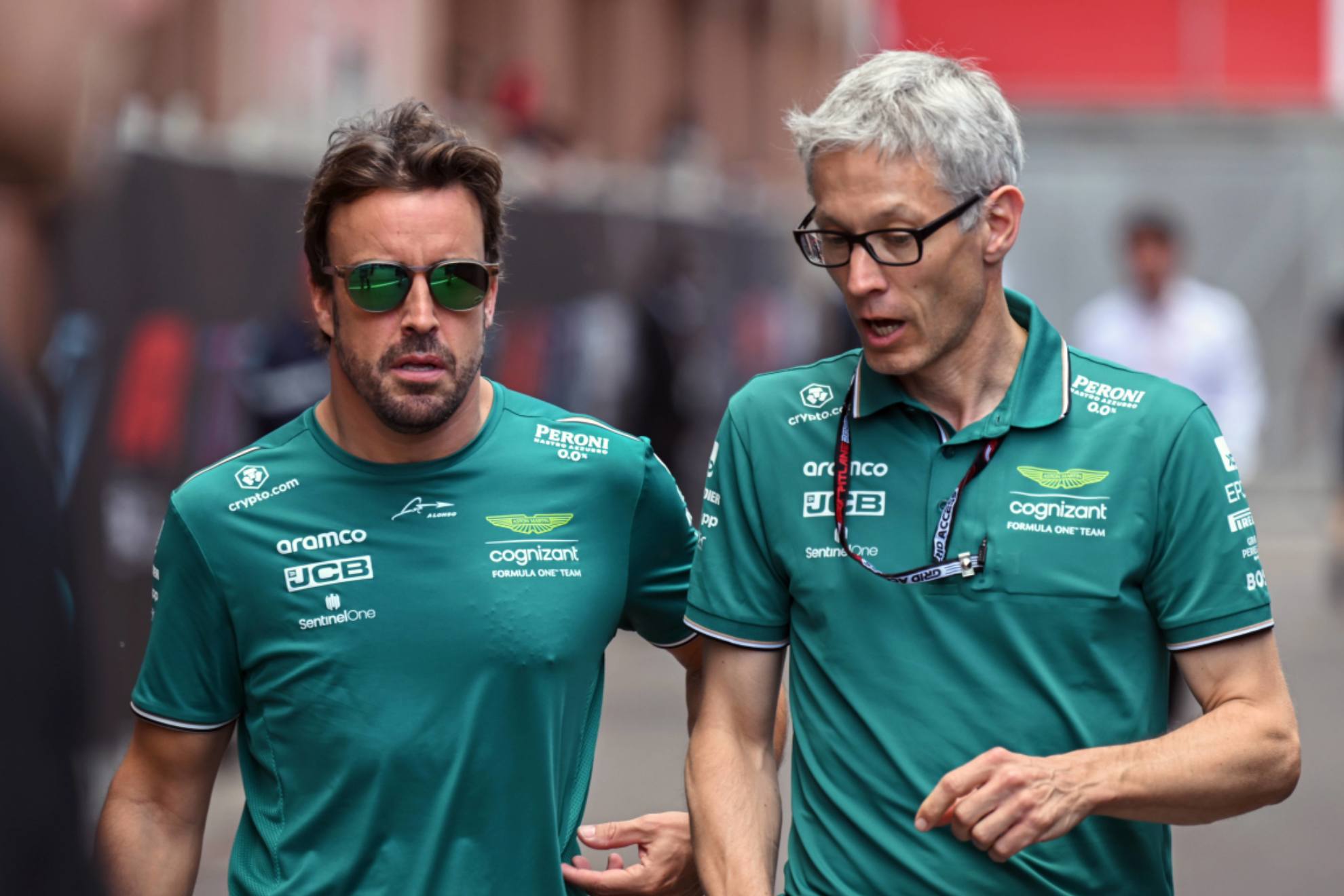 Fernando Alonso y Mike Krack, en el GP de China.