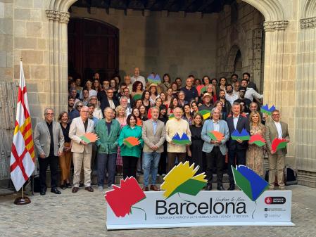El alcalde Collboni, Joan Manuel Serrat, Trinidad Padilla y Marisol Shulz (FIL) y la comisaria Anna Guitart, tras la presentación de este miércoles