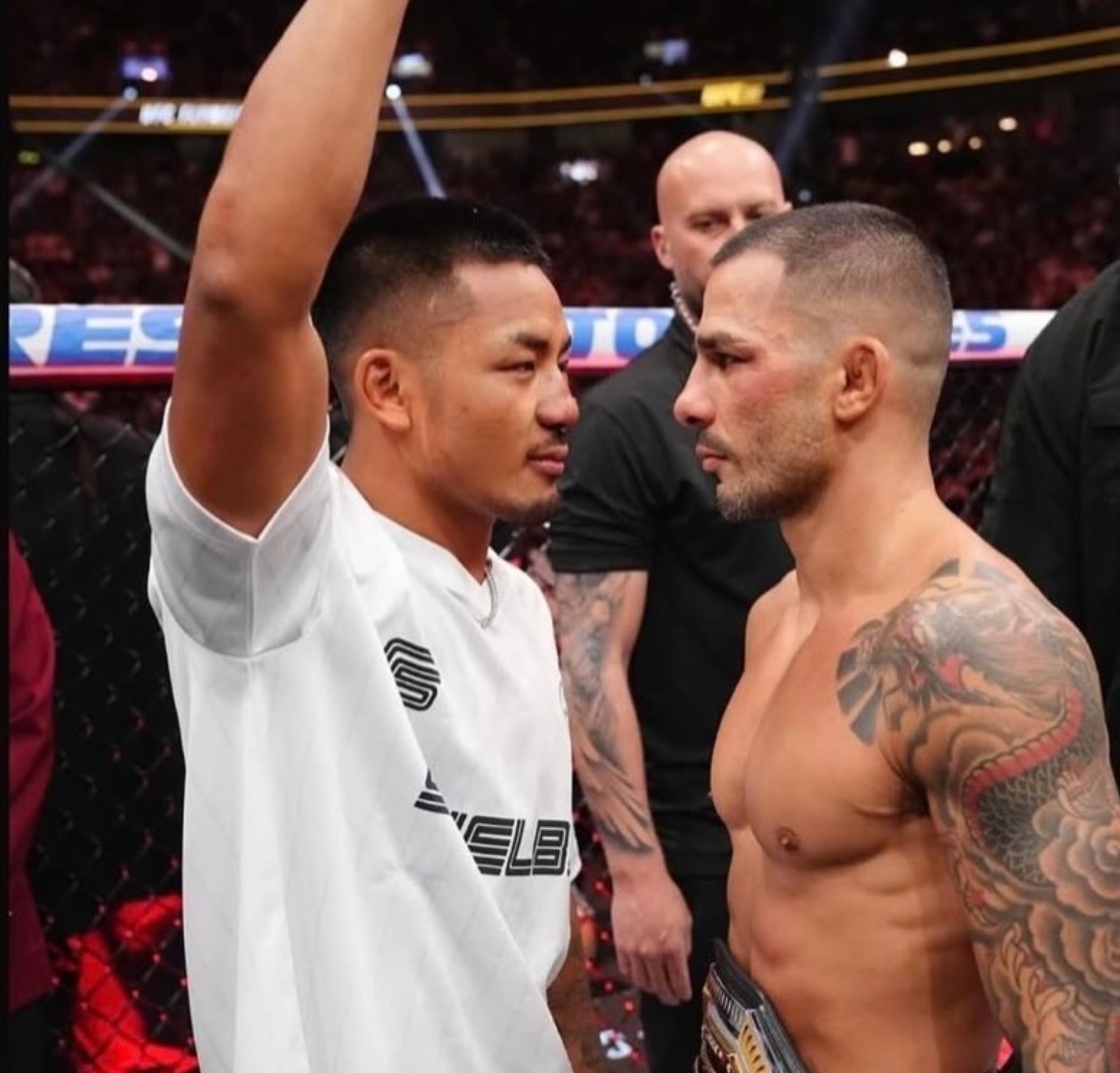 Joshua Van haciendo el careo con Alexandre Pantoja en el UFC 317.