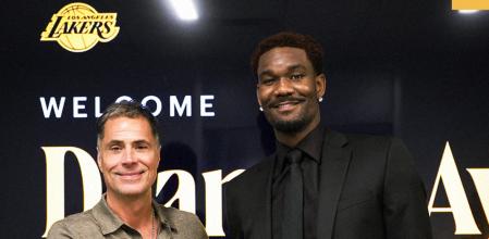 Deandre Ayton, junto al General Manager de los Lakers, Rob Pelinka