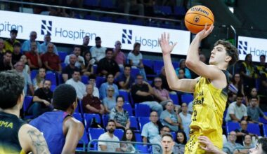 Rafa Rodríguez lanza a canasta.