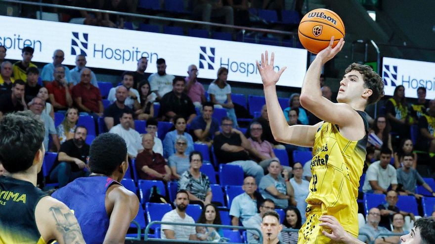 Rafa Rodríguez lanza a canasta.