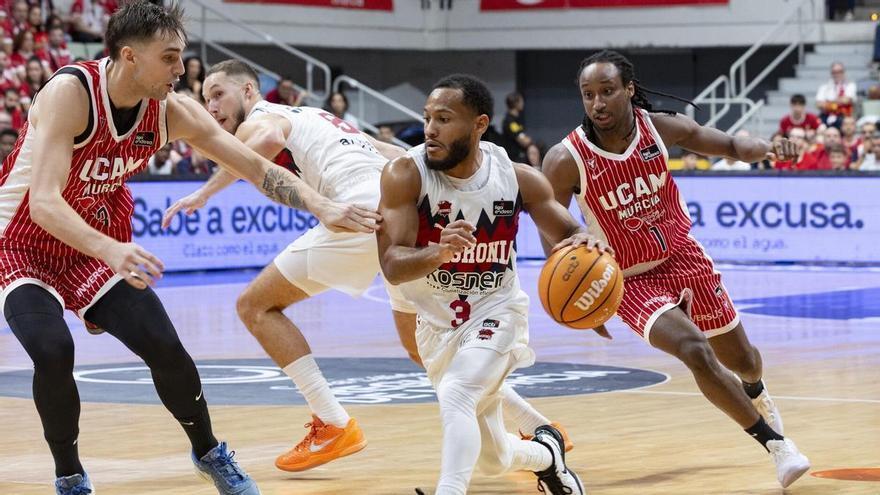 Galbiati vuelve a señalar a Nowell en el timón