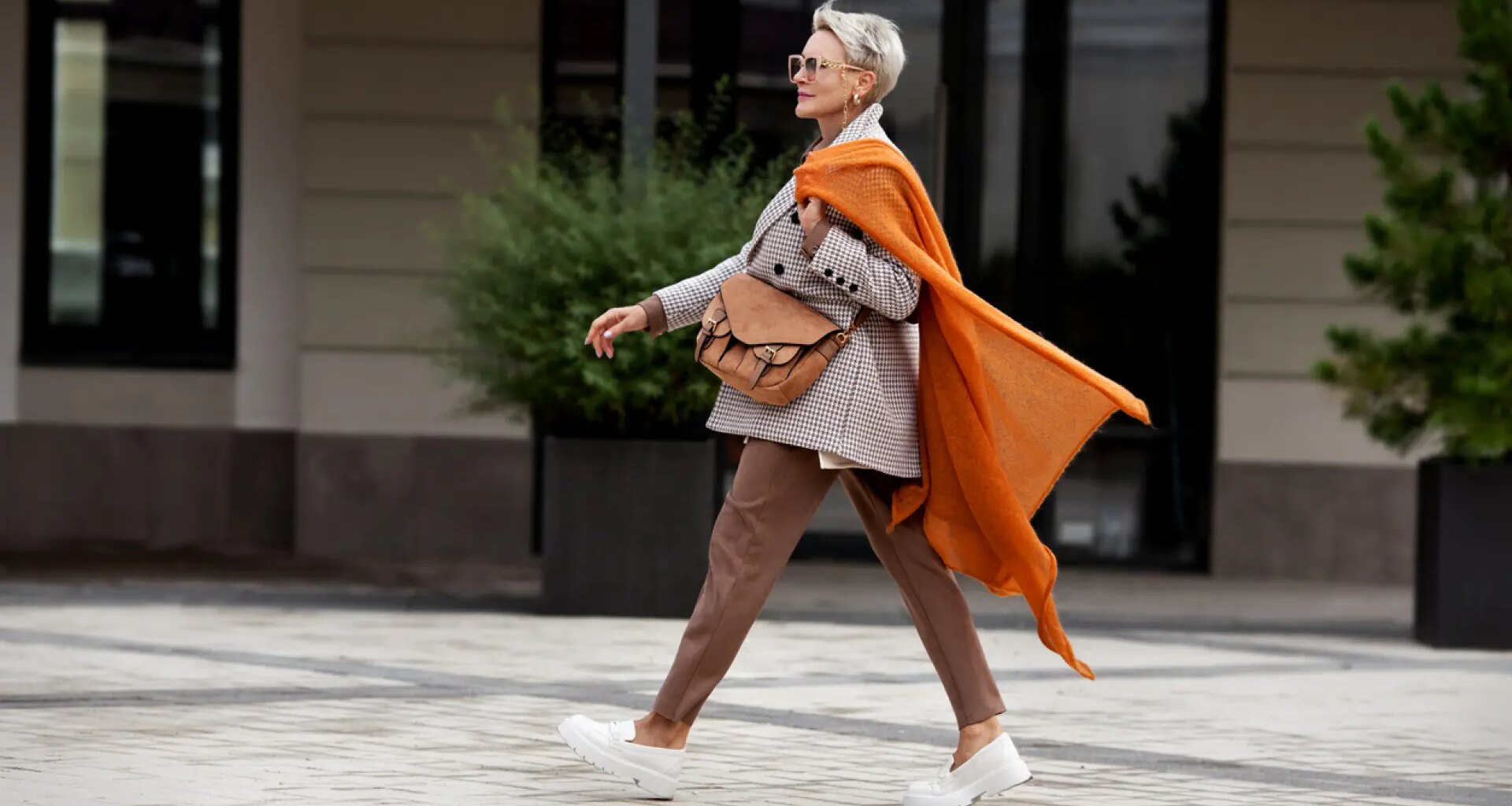 Estas zapatillas acolchadas y sin cordones arrasan entre las mujeres de más 60: elegantes y muy cómodas