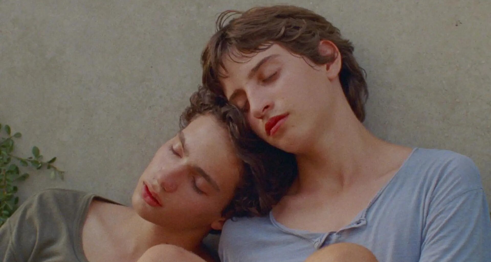 Así es 'Extraño río', el debut más insólito del cine español que llega a salas