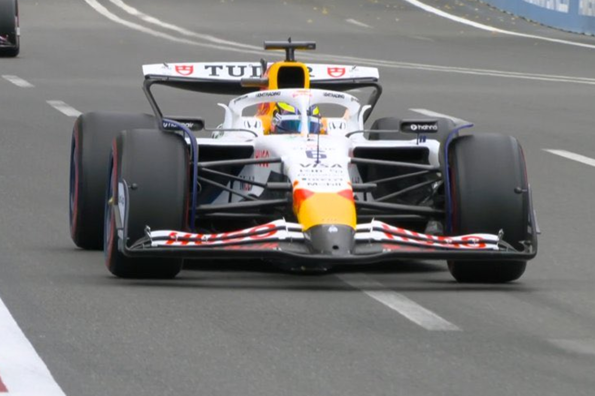 Hadjar, al notar los problemas.