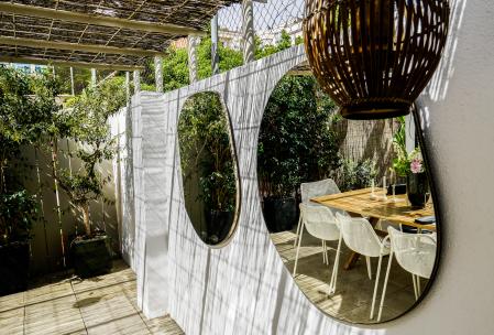 Buen gusto y confort en todos los rincones de la casa: desde la terraza decorada con espejos, al salón, con un cuadro que Esther compró en uno de sus viajes a Japón