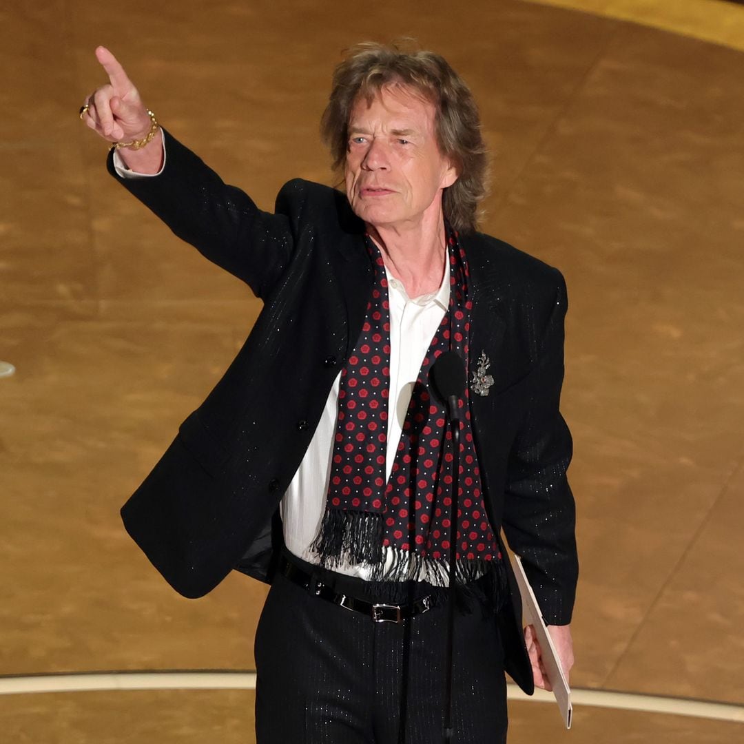 Mick Jagger levantando el dedo