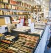 Una mujer se pasea por la Fira del Llibre d’Ocasió Antic i Modern