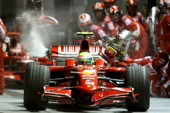 Massa, en en momento de arrancar la manguera en Singapur 2008.
