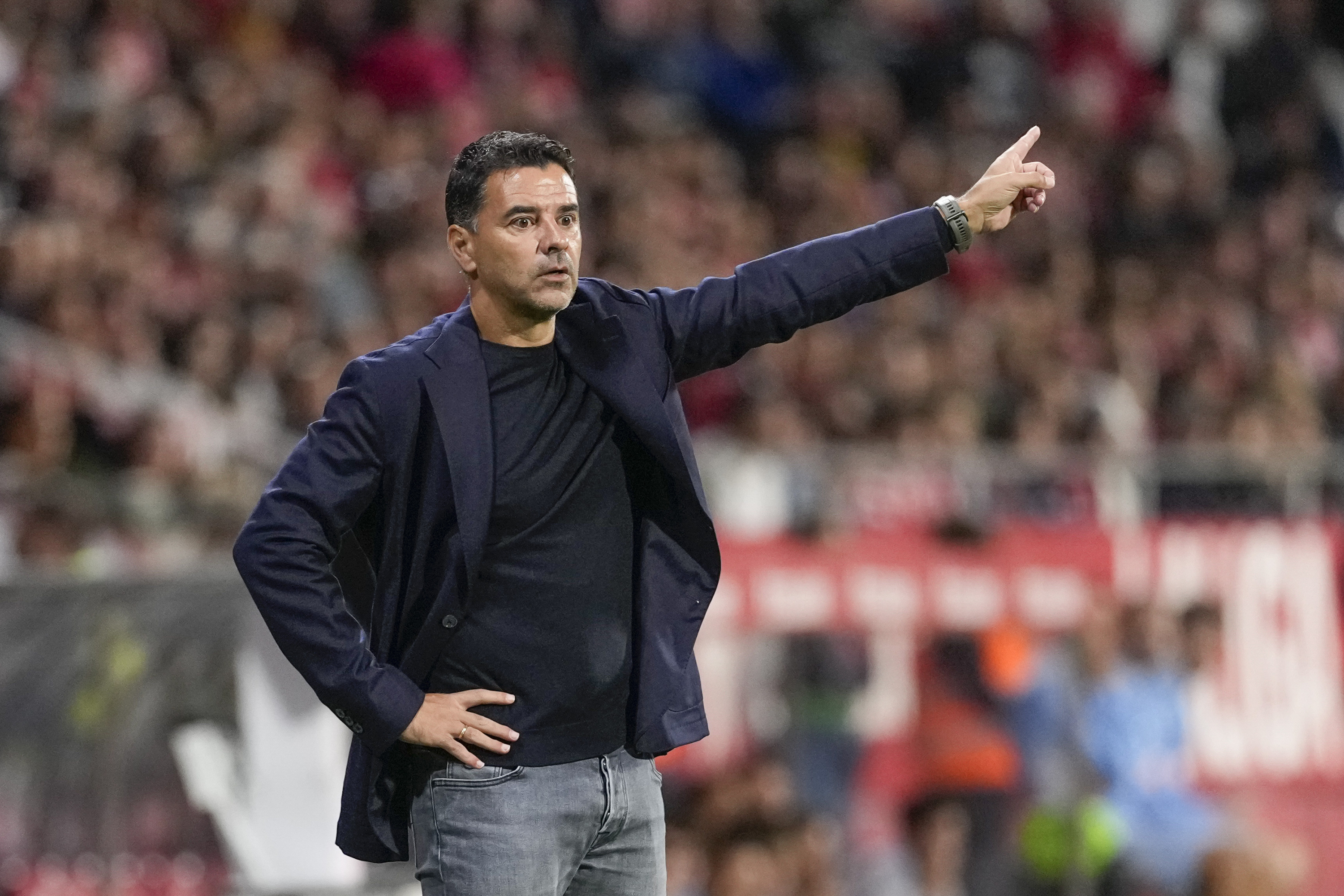 Michel, durante el encuentro correspondiente a la jornada siete de Laliga EA Sports que disputan hoy viernes Girona y Espanyol en el estadio municipal de Montilivi, en Girona. EFE/David Borrat.