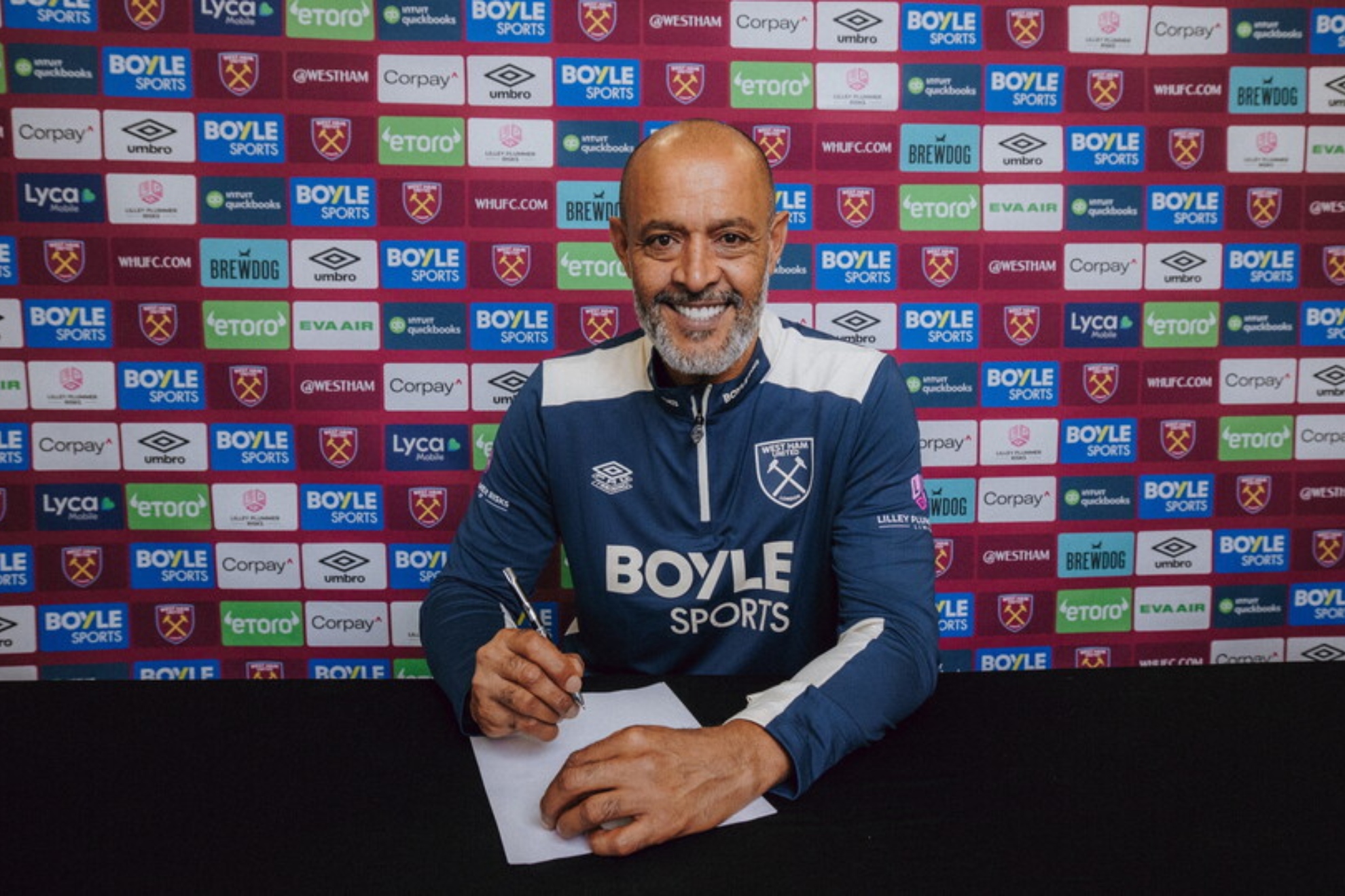 Nuno Espírito Santo firma su contrato con el West Ham.
