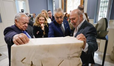 Alberto Bañuelos (d) explica a Gonzalo Santonja, Cristina Ayala y Roberto Saiz, una de las once esculturas que conforman la exposición