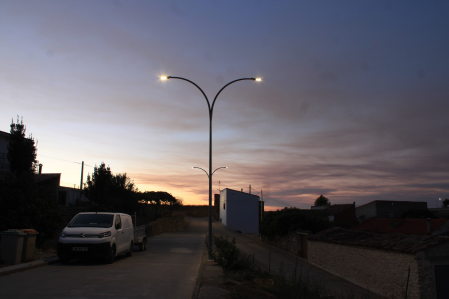 Las farolas se encienden, tomando el relevo de la luz natural. La vida cotidiana se prepara para la noche en Arguisuelas.