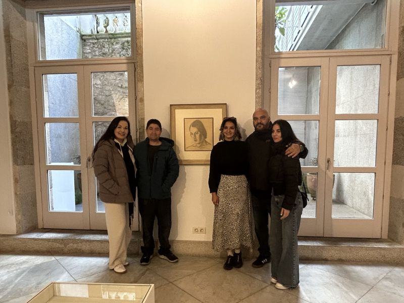 Los familiares de Francisco Miguel, esta mañana, delante de una obra del artista coruñés