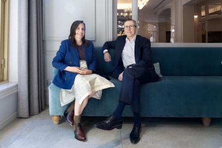 Bob Carrigan, director ejecutivo de Audible, y Rachel Ghiazza, directora de contenidos, ayer en un hotel de Barcelona