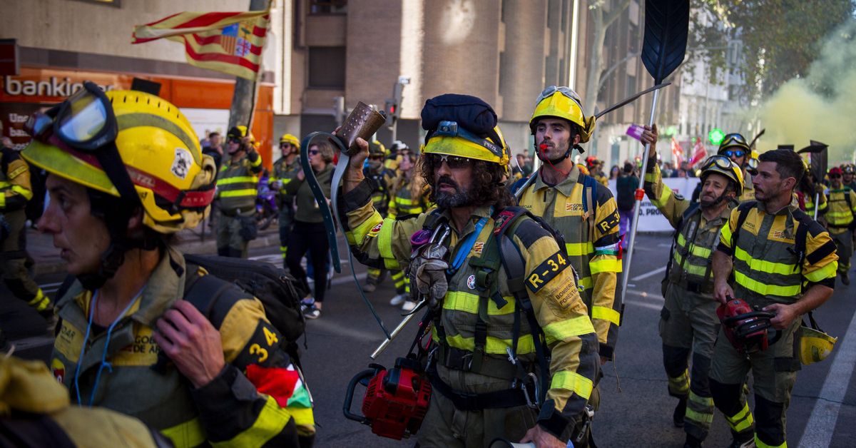 Unos 3.000 bomberos forestales de toda España exigen mejoras en sus condiciones laborales