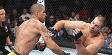 Alex Pereira, mientras noquea a Sean Strickland