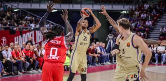 Will Blyburn anota un triple ante la defensa de Motley