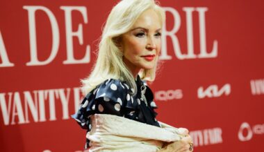 Carmen Lomana en un evento de Vanity Fair, posando con un vestido de lunares y mantón blanco.