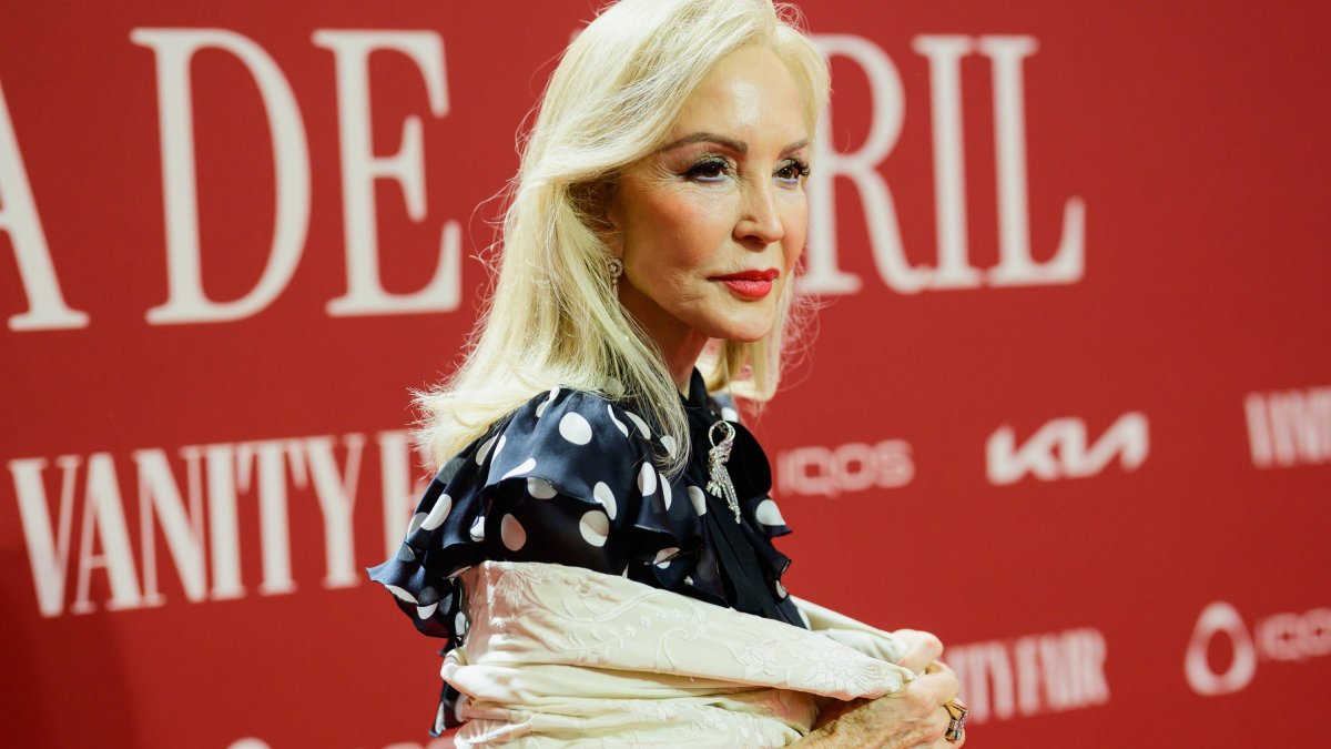 Carmen Lomana en un evento de Vanity Fair, posando con un vestido de lunares y mantón blanco.
