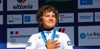 La ciclista navarra de 18 años confirma su dominio en la contrarreloj europea y apunta al título en ruta