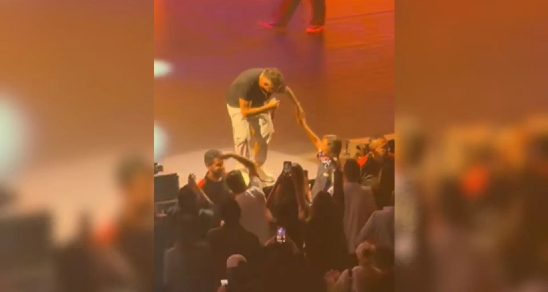 Alejandro Sanz emociona en México al bailar con una trabajadora de la limpieza durante su concierto