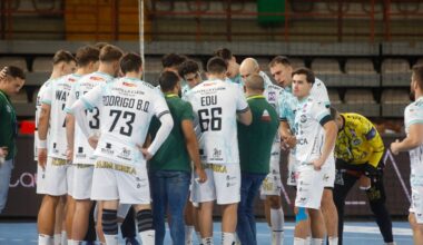 El Abanca Ademar atiende a las órdenes de su entrenador Dani Gordo.