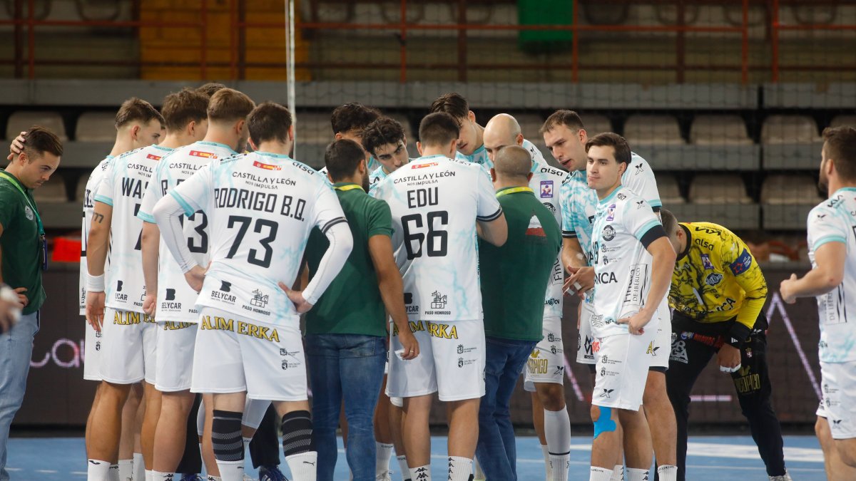 El Abanca Ademar atiende a las órdenes de su entrenador Dani Gordo.