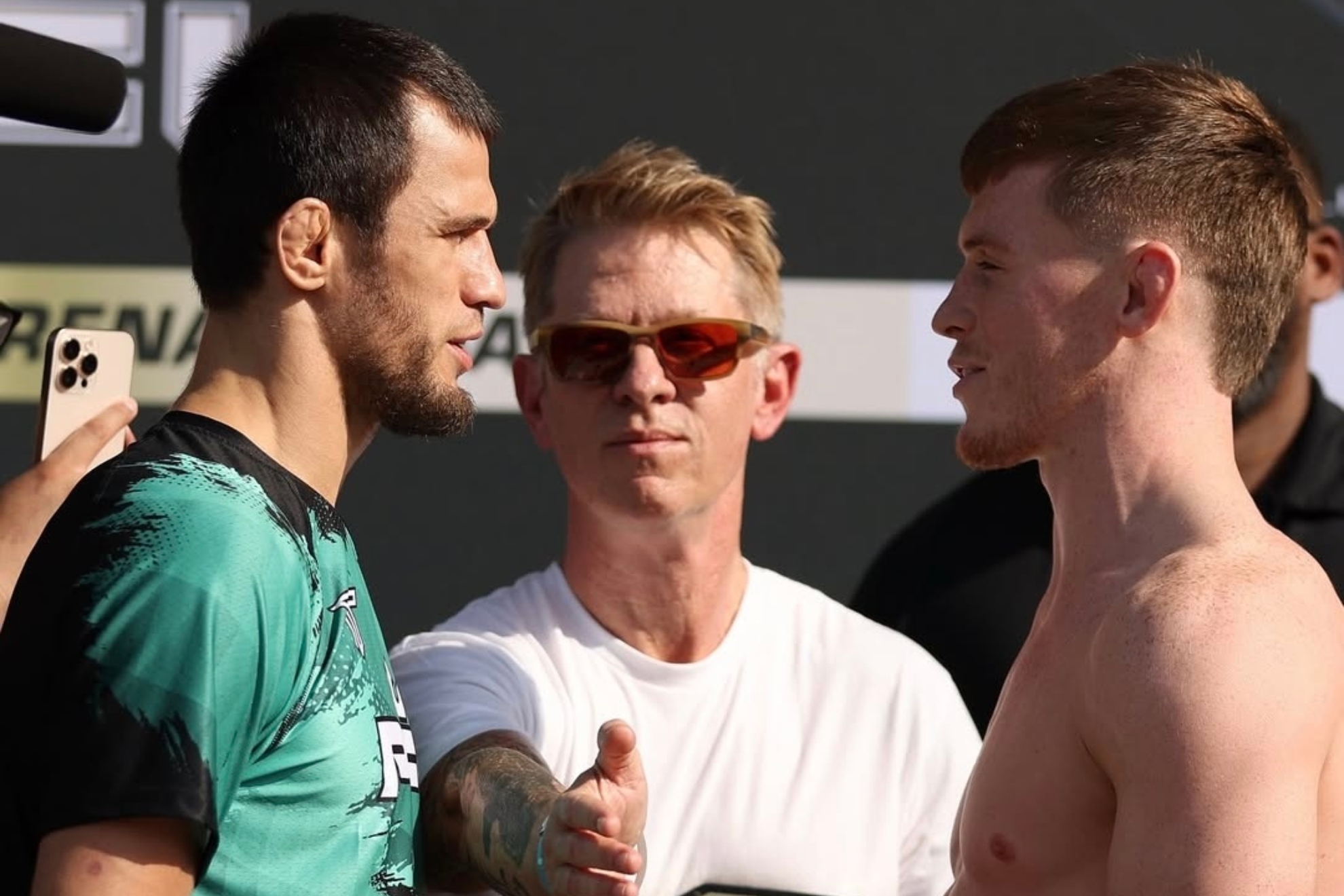 Usman Nurmagomedov y Paul Hughes durante el careo previo al combate.