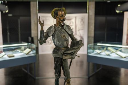 La exposición Mil y un Quijotes. De El Paular al Castillo de Peralada reúne por primera vez en Serrería Belga más de 300 piezas de gran valor artístico, algunas de ellas inéditas, entre las que se incluyen obras bibliográficas como primeras ediciones del siglo XVII en adelante pertenecientes a la colección cervantina del Museo del Castillo de Peralada