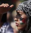 BARCELONA, 04/10/2025.- Una de las participantes a la manifestación convocada por más de 600 entidades y sindicatos en apoyo a Palestina y contra el 
