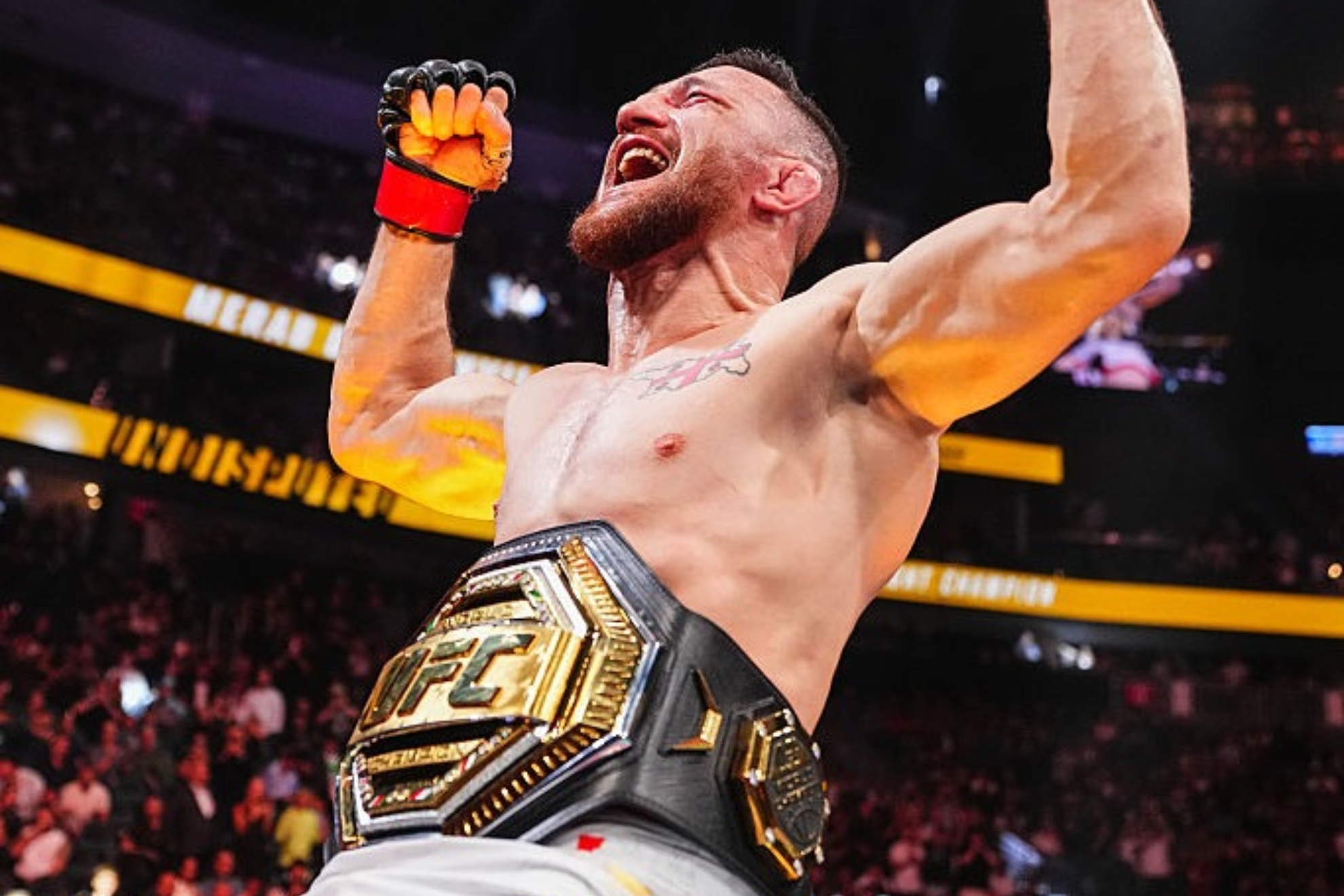 Merab Dvalishvili celebrando su tercera defensa de cinturón de peso gallo.