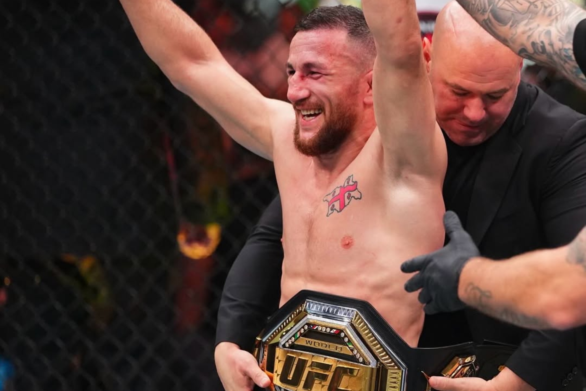 Merab Dvalishvili celebrando su defensa de cinturón ante Cory Sandhagen.