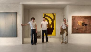 Ramon Enrich y sus dos hijos artistas que conviven en un taller industrial en Igualada