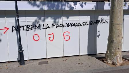 Pintadas en las casetas de la Fira del Llibre Vell tras la manifestación por Palestina