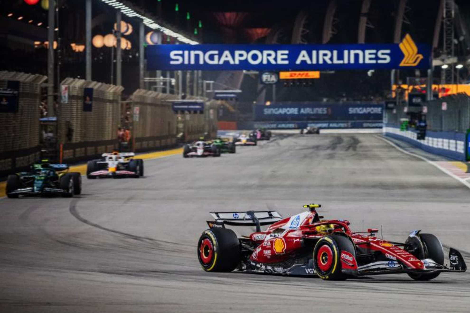 Hamilton, perseguido por Alonso en el GP de Singapur.