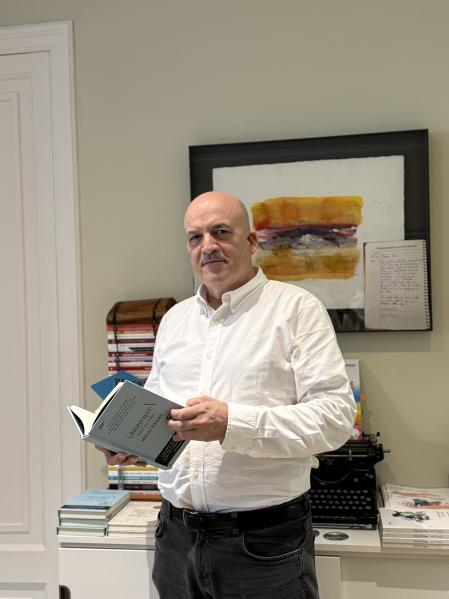 Jordi Nadal con su libro Libroterapia