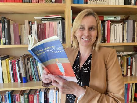 Noemí Trujillo con su libro Una noche de Reyes