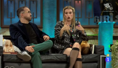 Broncano le regala en 'La Revuelta' a Eva Soriano y Aníbal Gómez un 'pack' de bienvenida por su nuevo programa en La 1