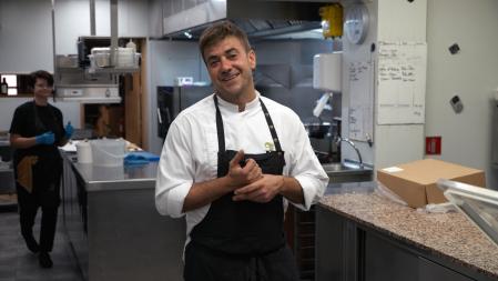 Gonzalo Ferreruela en la cocina de su restaurante de Lleida