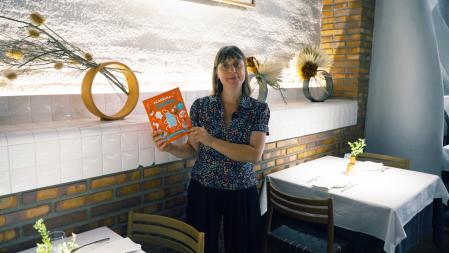 Mertxe París con el libro 'Acadèmia de cuina'