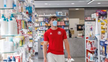 Un joven compra en una farmacia de León protegido por la mascarilla, ayer.