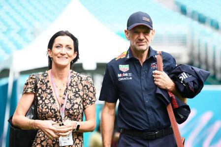 La actual pareja de Adrian Newey es Amanda “Mandy” Smerczak, con quien se casó en agosto de 2017. Se conocieron a finales de 2011 cuando ella le pidió una copa de champán creyendo que era un camarero