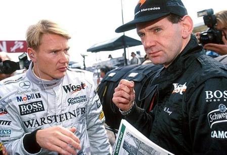 Adrian Newey juneto al piloto Mika Hakkinen
