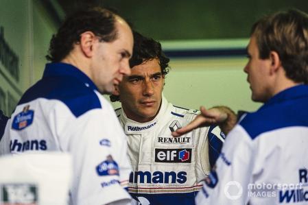 Adrian Newey en una conversación con el piloto Ayrton Senna