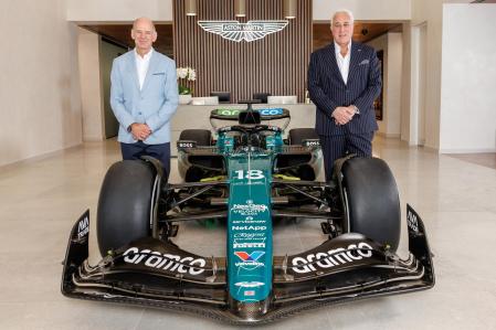 Adrian Newey posa junto a Lawrence Stroll, director del grupo Aston Martin Ltd